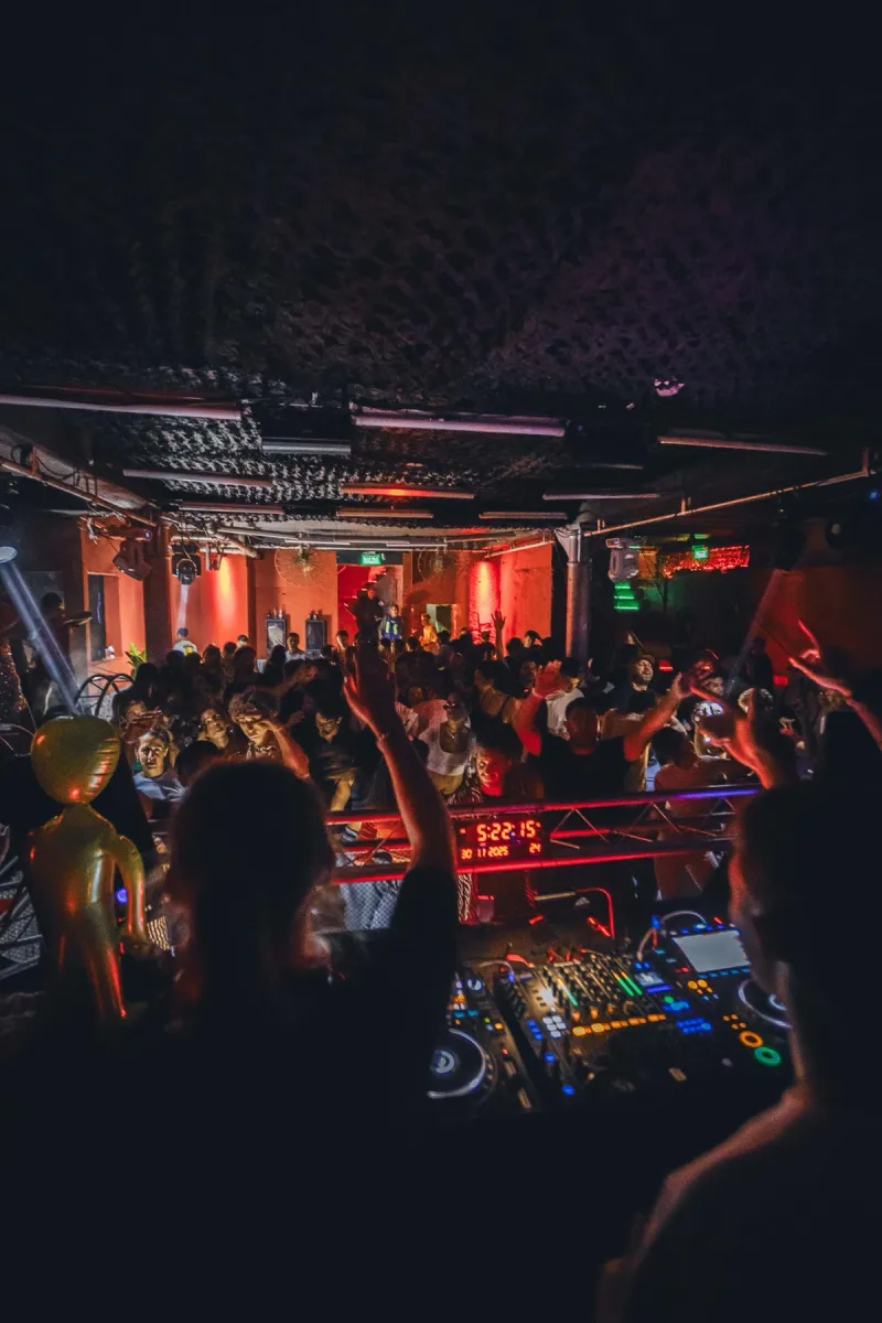 Público e cabine de DJ durante uma noite do Domus