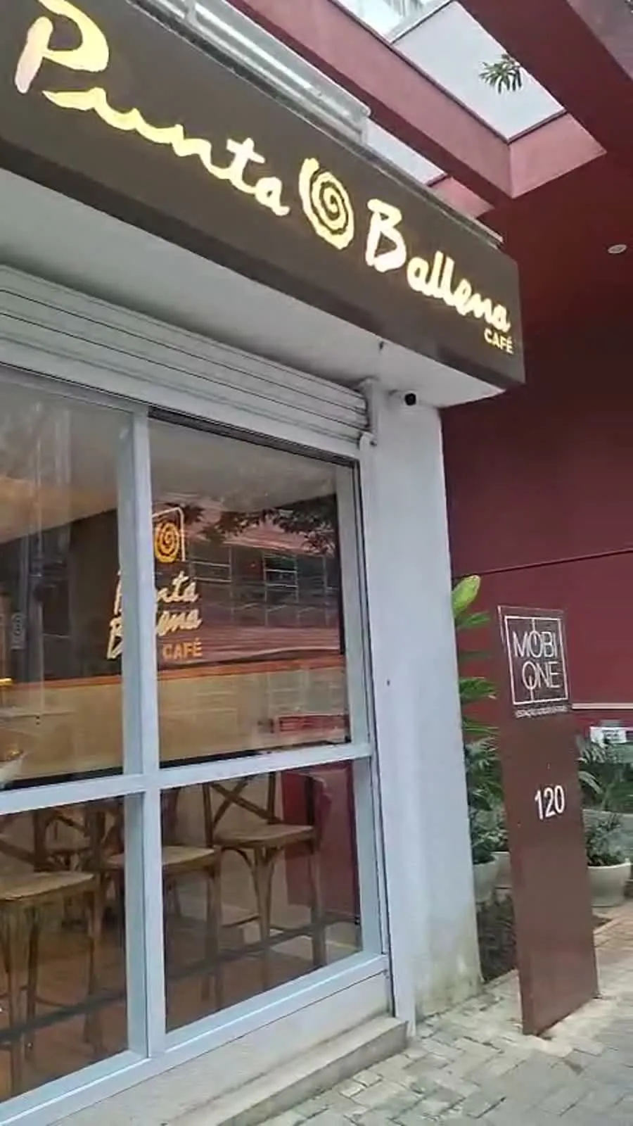 Fachada do Punta Ballena Café no Brasil