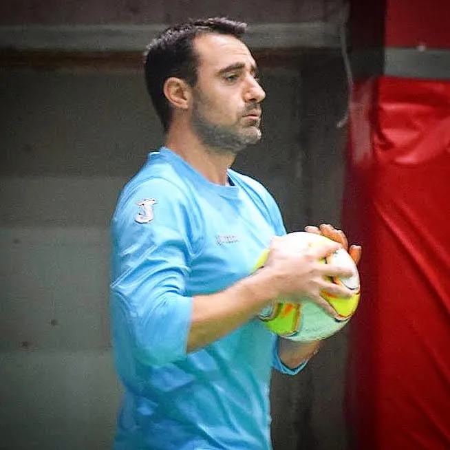 Santiago com a bola no futsal