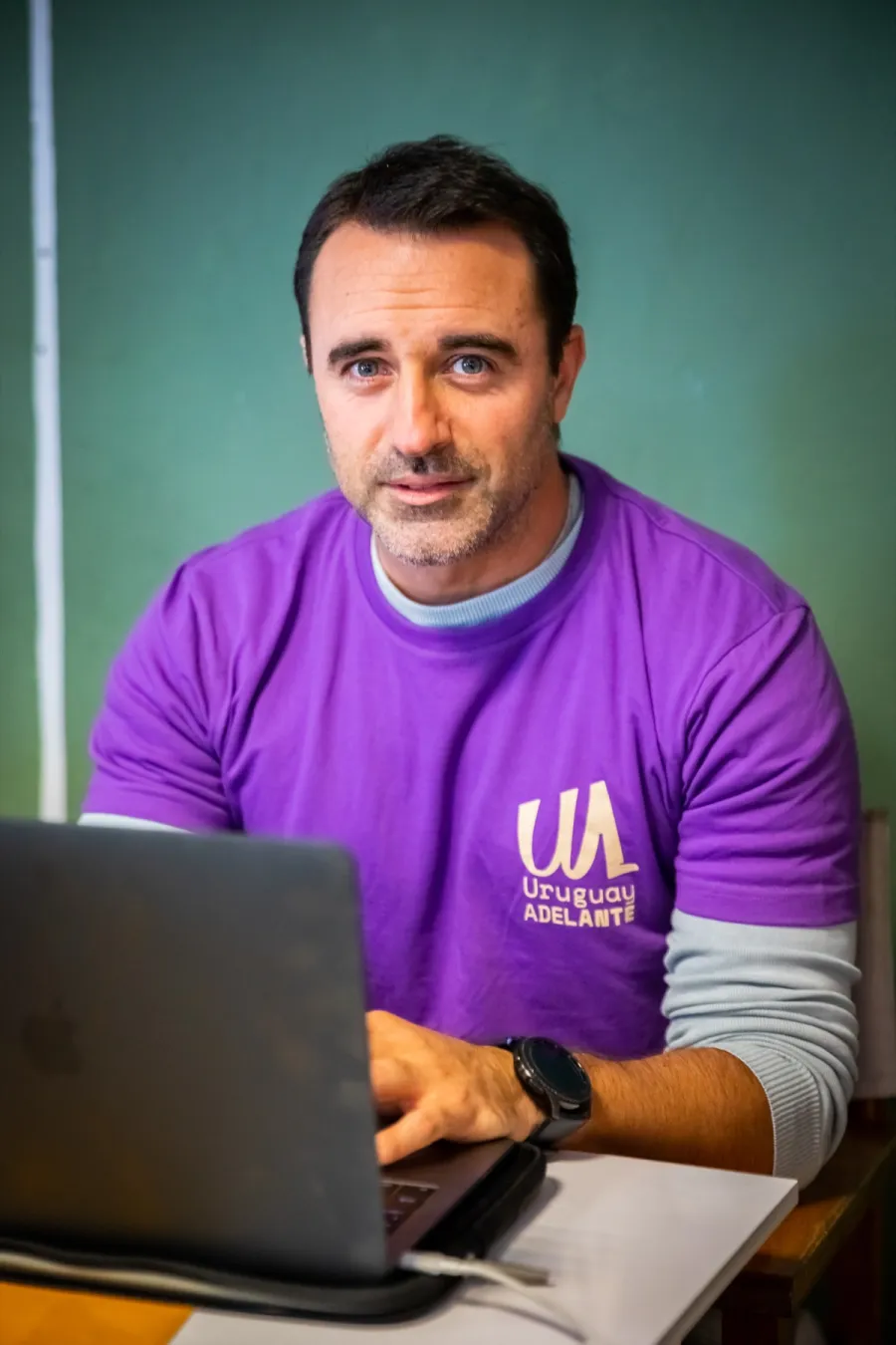 Santiago trabalhando com a camiseta do Uruguay Adelante